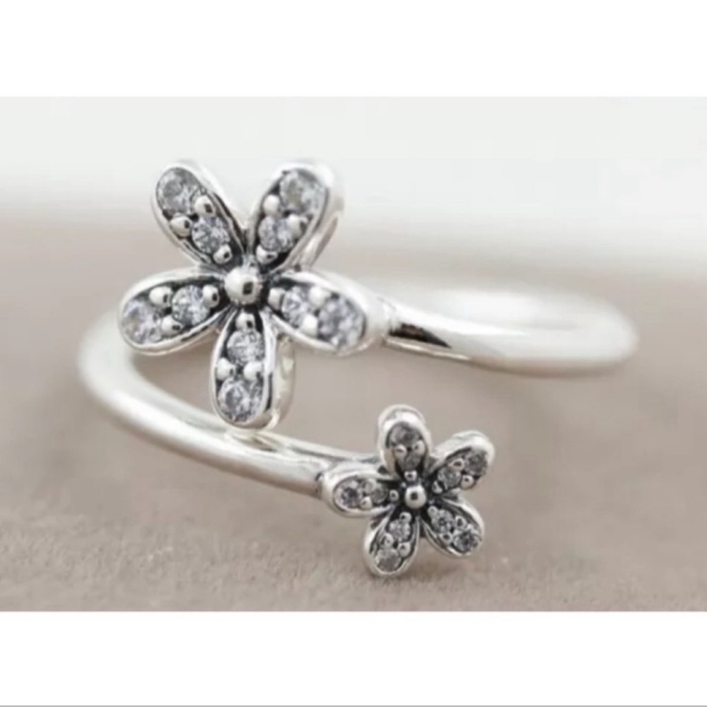 New Pandora dazzling Daisies Ring Size 5 (50)